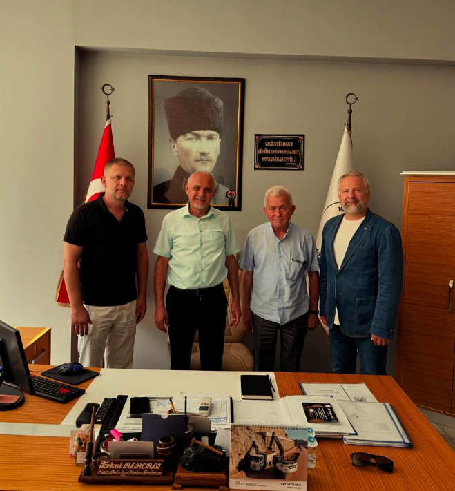 Kozlu Belediye Başkan Yardımcılığı görevine getirilen Zonguldak Demokrasi Platformu Bileşeni TARIM ORKAM-SEN’ in Başkanı Erkut ALACALI’ ya tebrik ziyareti gerçekleştirildi. Y.K. adına yeni görevinde başarı dileğinde bulunuldu.
