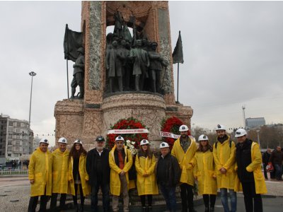 Taksim Atatürk Anıtına çelenk koyma töreni yapıldı. 
