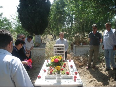 Uygur URCUN Aydın İncirliovada mezarı başında dostları, ailesi ve meslektaşlarının katılımı ile anıldı. (24.05.2011)