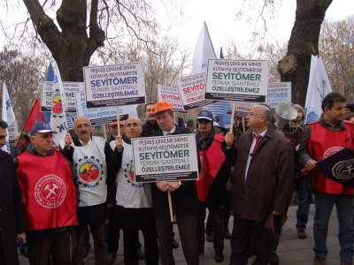 Seyitömer Termik Santralı&#8216;nın kömür sahasıyla birlikte özelleştirilmesine yönelik ihale protesto edildi.