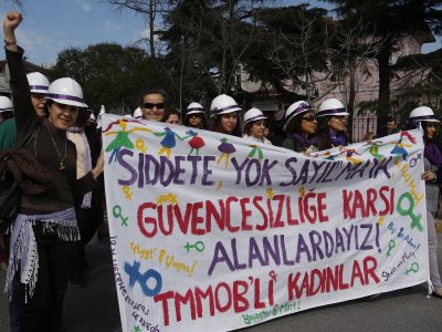 8 Mart Kadın Platformunun düzenlediği miting Kadıköy meydanında yapıldı.